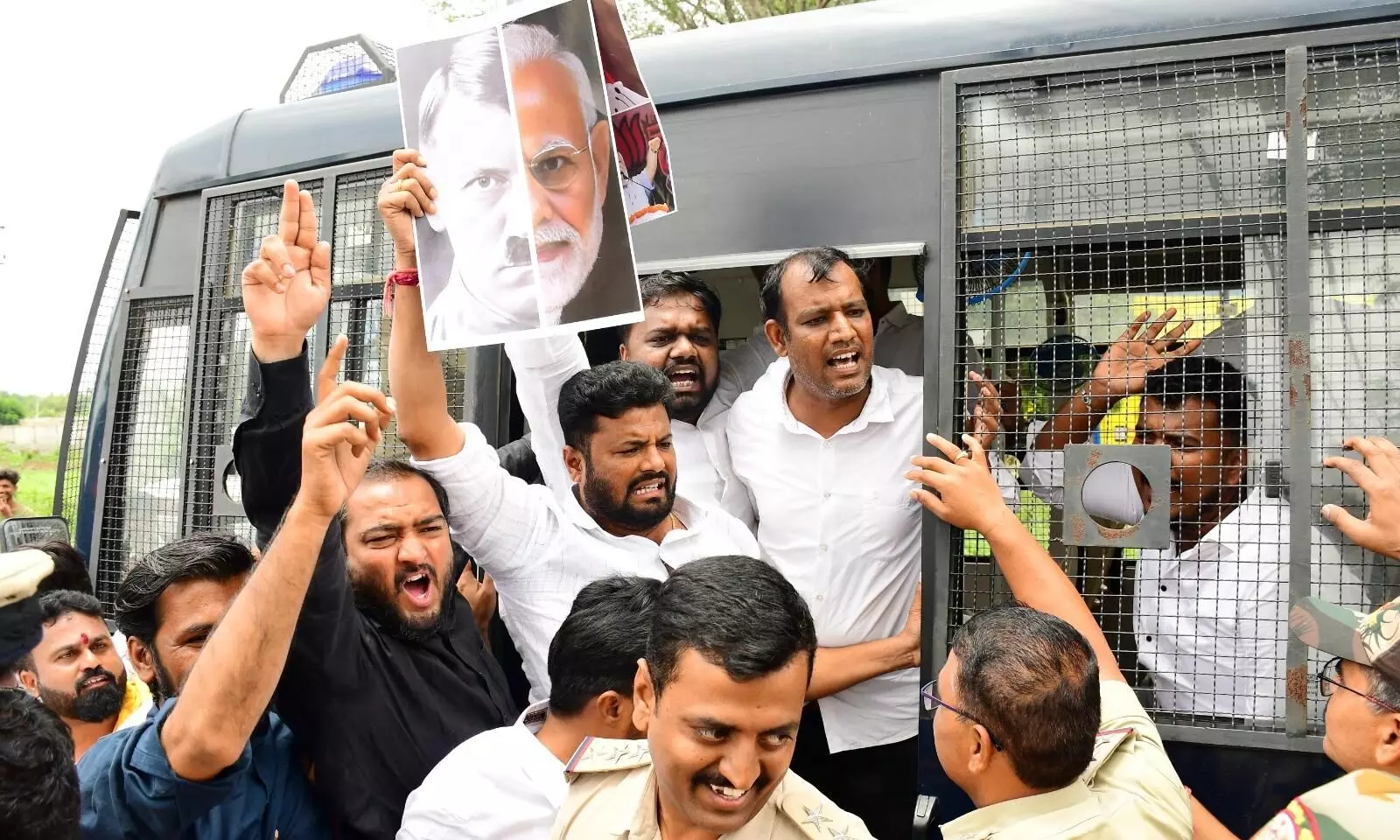 ಕಲಬುರಗಿ | ಬಿಜೆಪಿ ಕಚೇರಿಗೆ ಮುತ್ತಿಗೆ ಹಾಕಲು ಯತ್ನಿಸಿದ ಕಾಂಗ್ರೆಸ್ ಕಾರ್ಯಕರ್ತರು ಪೊಲೀಸರ ವಶಕ್ಕೆ ಕಲಬುರಗಿ | ಬಿಜೆಪಿ ಕಚೇರಿಗೆ ಮುತ್ತಿಗೆ ಹಾಕಲು ಯತ್ನಿಸಿದ ಕಾಂಗ್ರೆಸ್ ಕಾರ್ಯಕರ್ತರು ಪೊಲೀಸರ ವಶಕ್ಕೆ