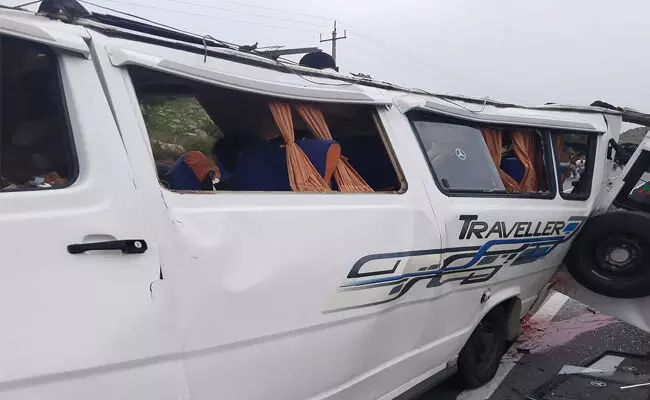 ತಿರುಪತಿ ಸಮೀಪ ಭೀಕರ ಅಪಘಾತ | ಟೆಂಪೋ ಟ್ರಾವೆಲರ್‌ಗೆ ಲಾರಿ ಢಿಕ್ಕಿ: ಕರ್ನಾಟಕದ ಮೂವರ ಮೃತ್ಯು; 12 ಜನರಿಗೆ ಗಾಯ