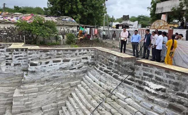 ಕಲಬುರಗಿ | ಅಂತರ್ಜಲ ಹೆಚ್ಚಳಕ್ಕೆ ನವೀಕರಿಸುತ್ತಿರುವ ಕಲ್ಯಾಣಿ ಸ್ಥಳಕ್ಕೆ ಜಿಲ್ಲಾ ಉಸ್ತುವಾರಿ ಕಾರ್ಯದರ್ಶಿ ಪಂಕಜ್ ಕುಮಾರ ಪಾಂಡೆ ಭೇಟಿ ಕಲಬುರಗಿ | ಅಂತರ್ಜಲ ಹೆಚ್ಚಳಕ್ಕೆ ನವೀಕರಿಸುತ್ತಿರುವ ಕಲ್ಯಾಣಿ ಸ್ಥಳಕ್ಕೆ ಜಿಲ್ಲಾ ಉಸ್ತುವಾರಿ ಕಾರ್ಯದರ್ಶಿ ಪಂಕಜ್ ಕುಮಾರ ಪಾಂಡೆ ಭೇಟಿ