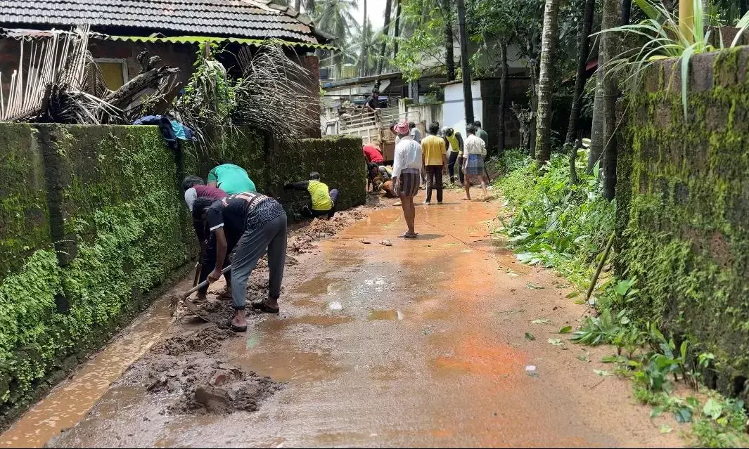 ಹೂಳು ತುಂಬಿದ ರಸ್ತೆ: ಶ್ರಮದಾನದ ಮೂಲಕ ತೆರವು