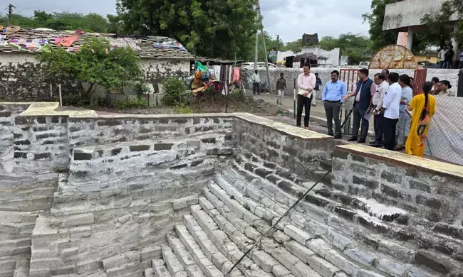 ಕಲಬುರಗಿ | ಅಂತರ್ಜಲ ಹೆಚ್ಚಳಕ್ಕೆ ನವೀಕರಿಸುತ್ತಿರುವ ಕಲ್ಯಾಣಿ ಸ್ಥಳಕ್ಕೆ ಜಿಲ್ಲಾ ಉಸ್ತುವಾರಿ ಕಾರ್ಯದರ್ಶಿ ಪಂಕಜ್ ಕುಮಾರ ಪಾಂಡೆ ಭೇಟಿ