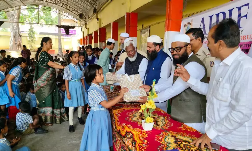 ಪಯಾಮ್-ಎ-ಇನ್ಸಾನಿಯತ್ ಫೋರಂ: ಶಾಲಾ ಮಕ್ಕಳಿಗೆ ಲೇಖನ ಸಾಮಗ್ರಿ ವಿತರಣೆ