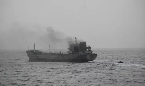 ಕಾಂಡ್ಲಾದಿಂದ ಒಮಾನ್‌ಗೆ ತೆರಳುತ್ತಿದ್ದ ಹಡಗಿನಲ್ಲಿ ಅಗ್ನಿ ಅವಘಡ: ಭಾರತೀಯ ನೌಕಾಪಡೆಯಿಂದ ರಕ್ಷಣಾ ಕಾರ್ಯಾಚರಣೆ