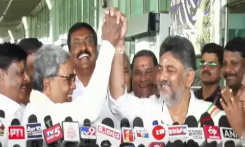 ʼಬಂಡೆ ರೀತಿ ನಮ್ಮ ಸರಕಾರ ಸುಭದ್ರʼ : ಕೈ ಕೈ ಹಿಡಿದು ಒಗ್ಗಟ್ಟು ಪ್ರದರ್ಶಿಸಿದ ಸಿಎಂ, ಡಿಸಿಎಂ