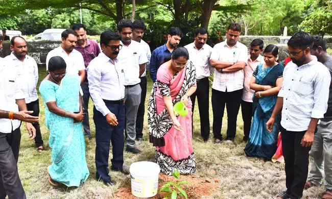 ಯಾದಗಿರಿ | ಜಿಲ್ಲೆಯನ್ನು ಪ್ರತಿ ಕ್ಷೇತ್ರದಲ್ಲೂ ಮುಂಚೂಣಿಗೆ ತರಲು ಪ್ರಾಮಾಣಿಕ ಪ್ರಯತ್ನ ಮಾಡಿ : ಡಿಸಿ ಡಾ.ಸುಶೀಲಾ ಬಿ.