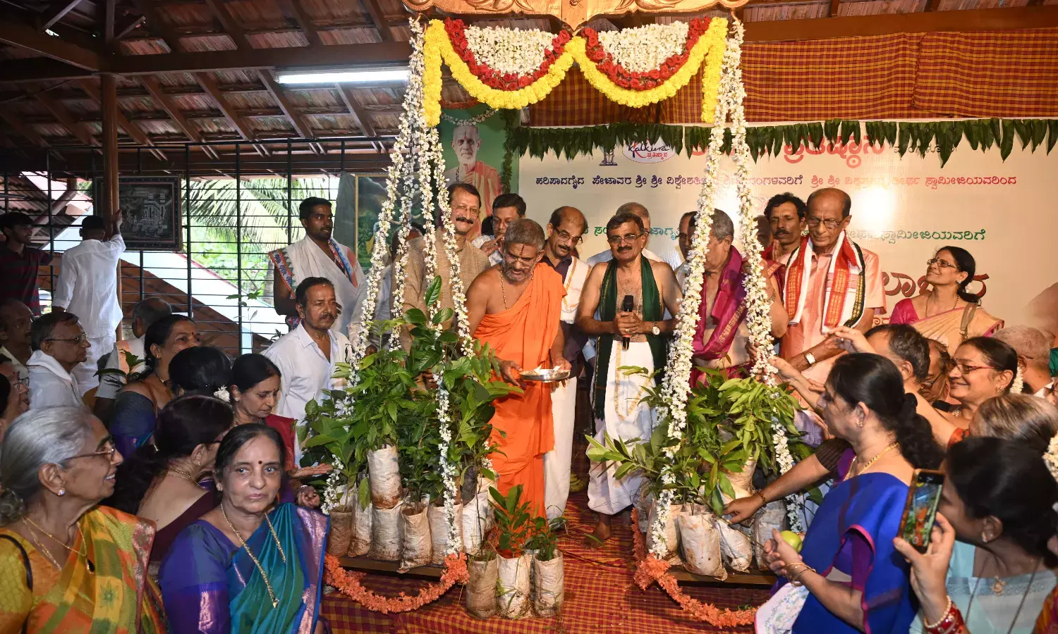 ವಿಶ್ವಪ್ರಸನ್ನ ತೀರ್ಥ ಸ್ವಾಮೀಜಿಯಿಂದ ಗುರುವಂದನೆ