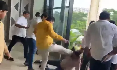 ಒಡಿಶಾ | ಅಧಿಕಾರಿಯನ್ನು ಕಚೇರಿಯಿಂದ ಹೊರಗೆಳೆದು ಥಳಿಸಿ ಬಿಜೆಪಿ ನಾಯಕನಲ್ಲಿ ಕ್ಷಮೆ ಕೇಳುವಂತೆ ಒತ್ತಾಯಿಸಿದ ದುಷ್ಕರ್ಮಿಗಳ ಗುಂಪು