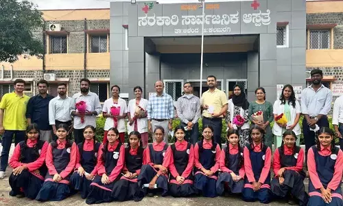 ಆಳಂದ | ಸಾರ್ವಜನಿಕ ಆಸ್ಪತ್ರೆ ವೈದ್ಯರಿಗೆ ಶಾಲಾ ಮಕ್ಕಳಿಂದ ಗೌರವ