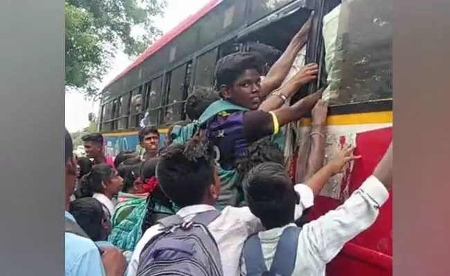 ಚಿತ್ತಾಪೂರ | ವಿದ್ಯಾರ್ಥಿಗಳ ಅನುಕೂಲಕ್ಕಾಗಿ ಹೆಚ್ಚುವರಿ ಬಸ್ ಬಿಡುಗಡೆ ಮಾಡುವಂತೆ ಆಗ್ರಹ