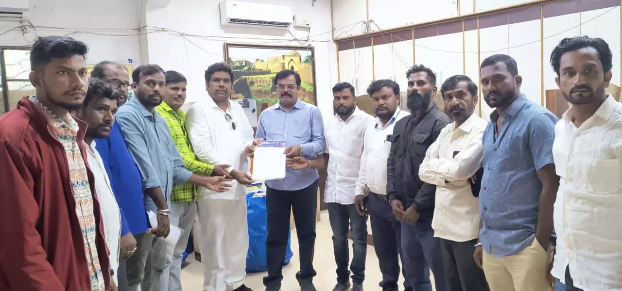 ಬೀದರ್ | ಸಿಂದೋಲ್ ಗ್ರಾಮದಿಂದ ಯಾಕತಪೂರ್ ಗ್ರಾಮದವರೆಗೆ ರಸ್ತೆ ನಿರ್ಮಿಸಲು ಮನವಿ ಬೀದರ್ | ಸಿಂದೋಲ್ ಗ್ರಾಮದಿಂದ ಯಾಕತಪೂರ್ ಗ್ರಾಮದವರೆಗೆ ರಸ್ತೆ ನಿರ್ಮಿಸಲು ಮನವಿ