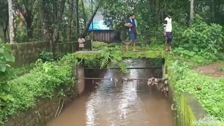 ತಡೆಬೇಲಿ ಇಲ್ಲದೆ ಅಪಾಯ ಆಹ್ವಾನಿಸುತ್ತಿರುವ ಕಾಲುಸೇತುವೆ! ತಡೆಬೇಲಿ ಇಲ್ಲದೆ ಅಪಾಯ ಆಹ್ವಾನಿಸುತ್ತಿರುವ ಕಾಲುಸೇತುವೆ!