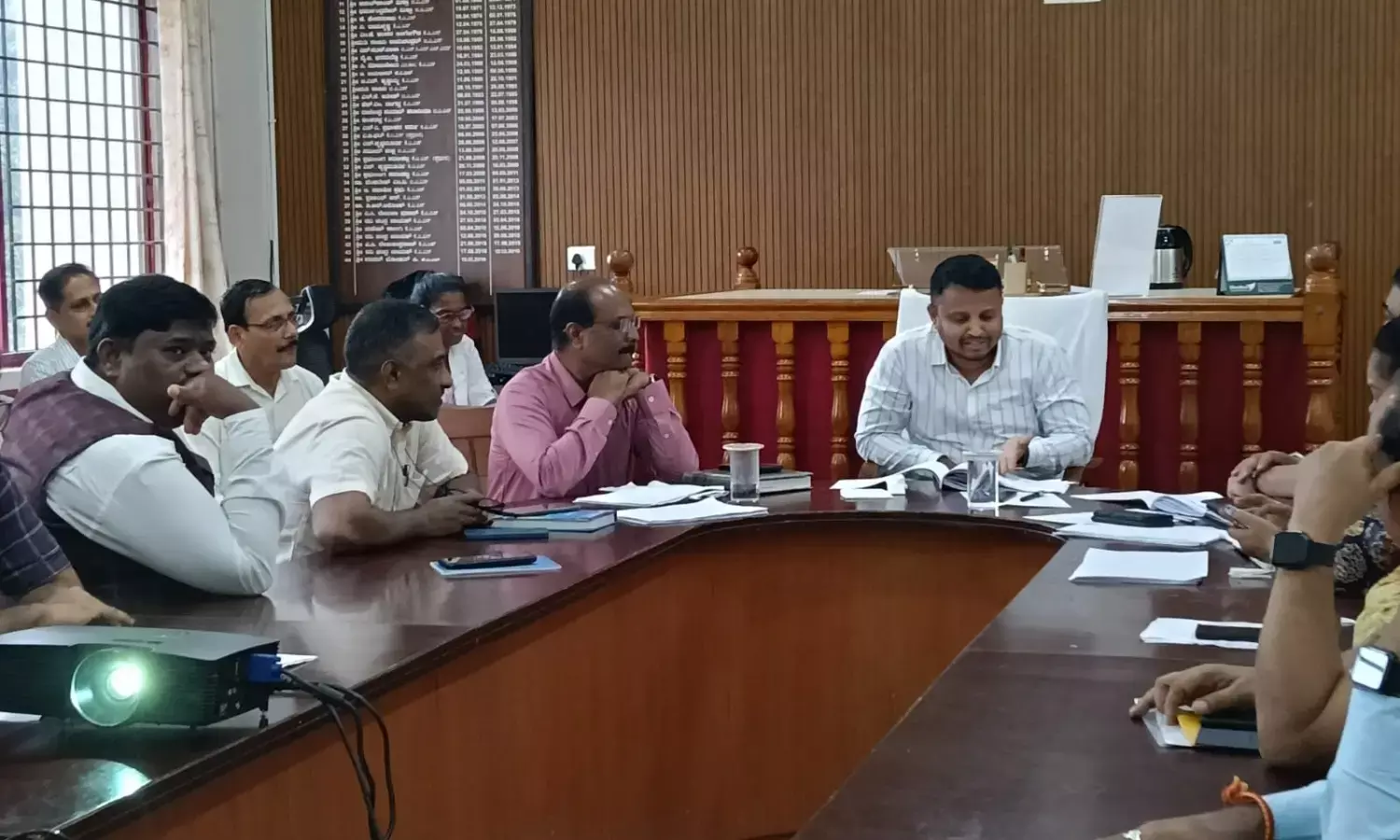 ಸಾರ್ವಜನಿಕ ಸ್ಥಳಗಳಲ್ಲಿ ಸಿಗರೇಟ್ ಸೇವನೆ ವಿರುದ್ಧ ಕಾರ್ಯಾಚರಣೆಗೆ ಉಪವಿಭಾಗಾಧಿಕಾರಿ ಸೂಚನೆ