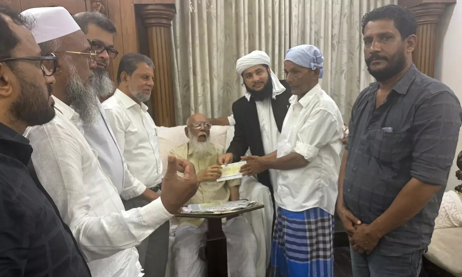 ಕೊಳತ್ತಮಜಲು ಅಬ್ದುಲ್ ರಹ್ಮಾನ್ ಕುಟುಂಬಕ್ಕೆ ಚೆಕ್ ಹಸ್ತಾಂತರ