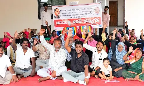 ಕಲಬುರಗಿ | ಸ್ಲಂ ಜನರಿಗೆ ಹಕ್ಕು ಪತ್ರ ನೀಡುವಂತೆ ಆಗ್ರಹಿಸಿ ಸ್ಲಂ ಬೋರ್ಡ್ ಕಚೇರಿ ಎದುರು ಅನಿರ್ದಿಷ್ಟಾವಧಿ ಸತ್ಯಾಗ್ರಹ