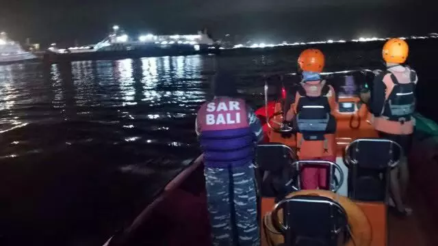 ಇಂಡೋನೇಷ್ಯಾದ ಬಾಲಿಗೆ ತೆರಳುತ್ತಿದ್ದ ದೋಣಿ ಮುಳುಗಡೆ : ಕನಿಷ್ಠ ನಾಲ್ವರು ಮೃತ್ಯು, 38 ಮಂದಿ ನಾಪತ್ತೆ ಇಂಡೋನೇಷ್ಯಾದ ಬಾಲಿಗೆ ತೆರಳುತ್ತಿದ್ದ ದೋಣಿ ಮುಳುಗಡೆ : ಕನಿಷ್ಠ ನಾಲ್ವರು ಮೃತ್ಯು, 38 ಮಂದಿ ನಾಪತ್ತೆ
