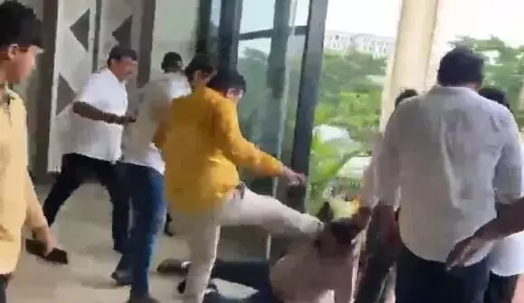 ಒಡಿಶಾ | ಬಿಜೆಪಿ ನಾಯಕನ ಬಂಧನಕ್ಕೆ ಒತ್ತಾಯಿಸಿ ಅಧಿಕಾರಿಗಳಿಂದ ಸಾಮೂಹಿಕ ರಜೆ : ಸರಕಾರಿ ಸೇವೆಗಳಲ್ಲಿ ವ್ಯತ್ಯಯ