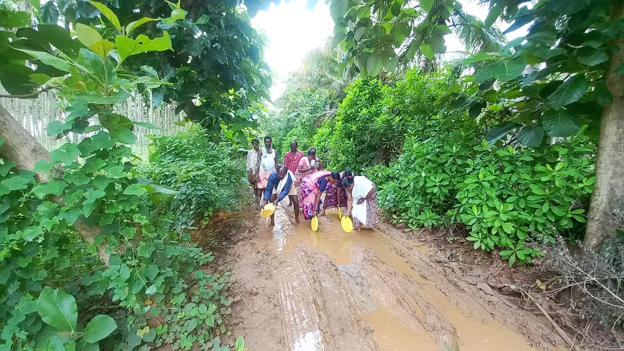 ಕೆರೆಗುಡಿಹಳ್ಳಿ ರಸ್ತೆ ಕೆಸರುಮಯ: ಸಂಚಾರಕ್ಕೆ ಪರದಾಟ