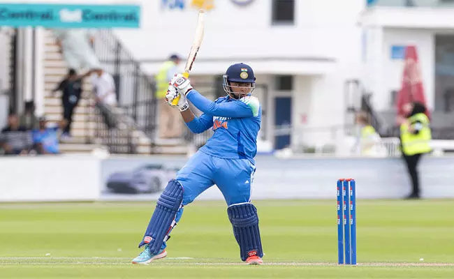 ಇಂಗ್ಲೆಂಡ್ ಅಂಡರ್-19 ತಂಡದ ವಿರುದ್ಧ 9 ಸಿಕ್ಸರ್ ಸಿಡಿಸಿದ ಸೂರ್ಯವಂಶಿ ಇಂಗ್ಲೆಂಡ್ ಅಂಡರ್-19 ತಂಡದ ವಿರುದ್ಧ 9 ಸಿಕ್ಸರ್ ಸಿಡಿಸಿದ ಸೂರ್ಯವಂಶಿ