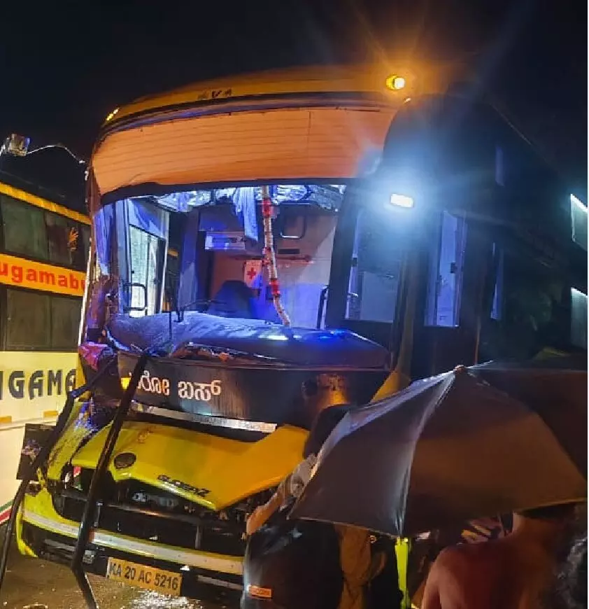 ಲಾರಿ - ಬಸ್ ಢಿಕ್ಕಿ: ಮೂವರಿಗೆ ಗಾಯ ಲಾರಿ - ಬಸ್ ಢಿಕ್ಕಿ: ಮೂವರಿಗೆ ಗಾಯ