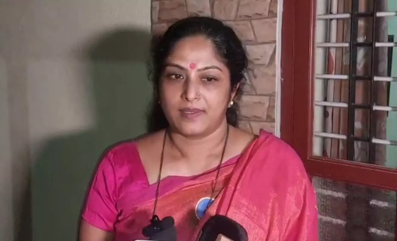 ಪುತ್ತೂರು| ಬಿಜೆಪಿ ಮುಖಂಡನ ಪುತ್ರನಿಂದ ಅತ್ಯಾಚಾರ, ವಂಚನೆ ಪ್ರಕರಣ: ಸಂತ್ರಸ್ತೆಯ ಮನೆಗೆ ಪ್ರತಿಭಾ ಕುಲಾಯಿ ಭೇಟಿ ಪುತ್ತೂರು| ಬಿಜೆಪಿ ಮುಖಂಡನ ಪುತ್ರನಿಂದ ಅತ್ಯಾಚಾರ, ವಂಚನೆ ಪ್ರಕರಣ: ಸಂತ್ರಸ್ತೆಯ ಮನೆಗೆ ಪ್ರತಿಭಾ ಕುಲಾಯಿ ಭೇಟಿ