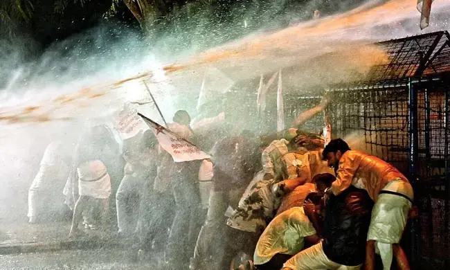 ಕೇರಳ ವಿಶ್ವವಿದ್ಯಾಲಯದ ರಿಜಿಸ್ಟ್ರಾರ್ ಅಮಾನತು : ಭುಗಿಲೆದ್ದ ವಿವಾದ