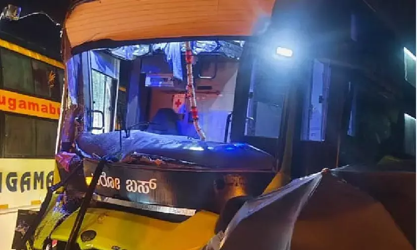 ಲಾರಿ - ಬಸ್ ಢಿಕ್ಕಿ: ಮೂವರಿಗೆ ಗಾಯ