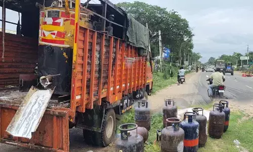 ರಾಯಚೂರು: ಅಗ್ನಿ ಆಕಸ್ಮಿಕ; ಕ್ಯಾಂಟರ್‌ನಲ್ಲಿದ್ದ ಸಿಲಿಂಡರ್ ಗೆ ಬೆಂಕಿ, ತಪ್ಪಿದ ಭಾರೀ ಅನಾಹುತ