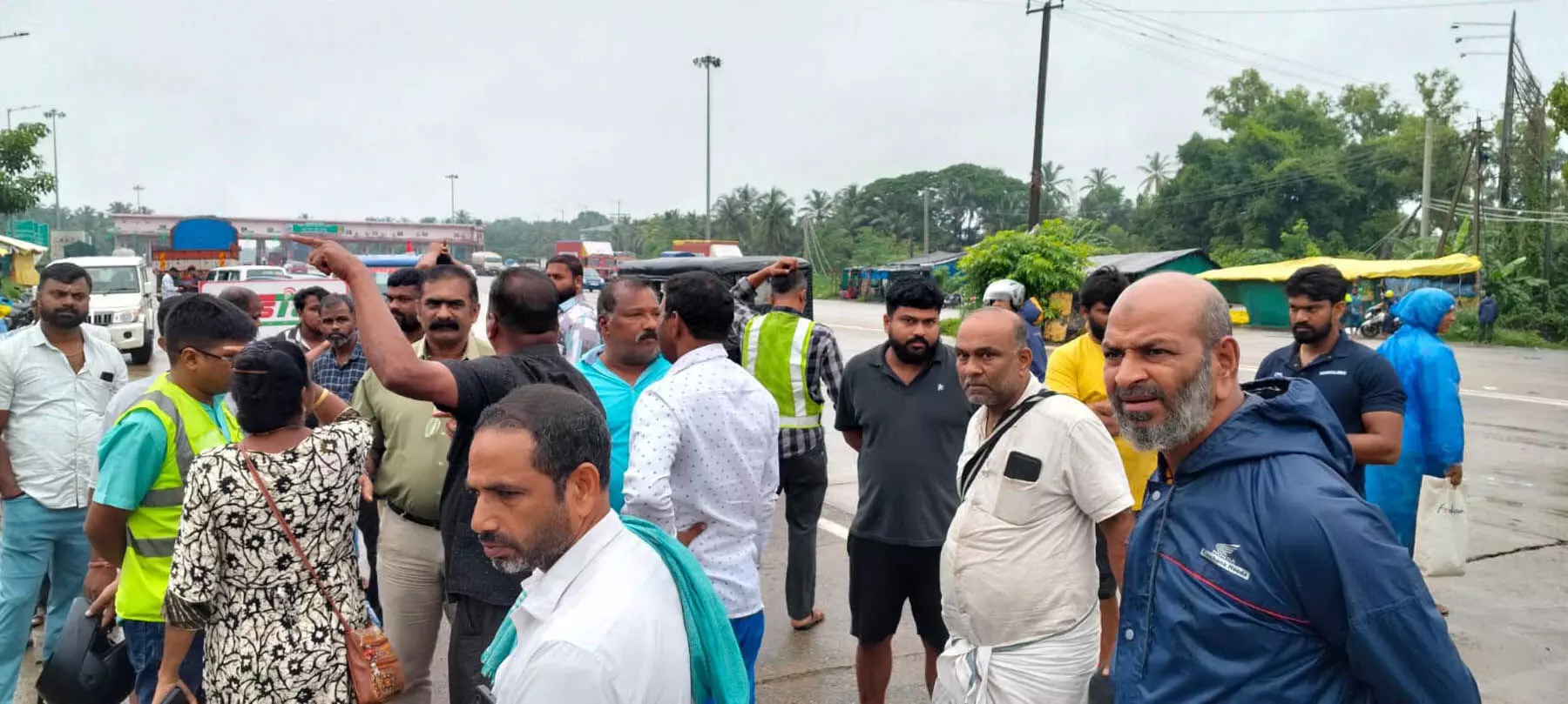 ಹೆಜಮಾಡಿ ಟೋಲ್ ಪ್ಲಾಝಾ ವಿವಾದ: ಶಾಶ್ವತ ತಡೆಗೋಡೆ ನಿರ್ಮಾಣಕ್ಕೆ ಗ್ರಾಪಂ ತಡೆ