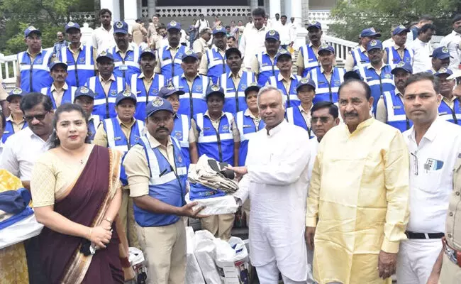 ಕಲಬುರಗಿ | ಪ್ರವಾಸಿ ಮಿತ್ರರಿಗೆ ಸಮವಸ್ತ್ರ ವಿತರಿಸಿದ ಉಸ್ತುವಾರಿ ಸಚಿವ ಪ್ರಿಯಾಂಕ್ ಖರ್ಗೆ ಕಲಬುರಗಿ | ಪ್ರವಾಸಿ ಮಿತ್ರರಿಗೆ ಸಮವಸ್ತ್ರ ವಿತರಿಸಿದ ಉಸ್ತುವಾರಿ ಸಚಿವ ಪ್ರಿಯಾಂಕ್ ಖರ್ಗೆ