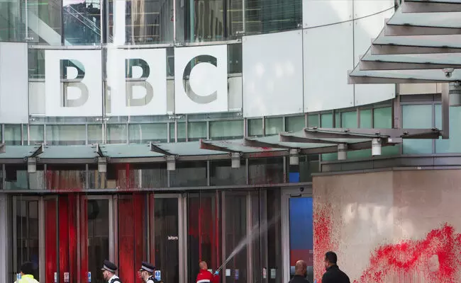 ಬಿಬಿಸಿಯಿಂದ ಫೆಲೆಸ್ತೀನಿ ವಿರೋಧಿ ವರ್ಣಭೇದ ನೀತಿ | ಸುದ್ದಿಪ್ರಸಾರದಲ್ಲಿ ಇಸ್ರೇಲ್ ಪರ ಪಕ್ಷಪಾತ: ಸಿಬ್ಬಂದಿಗಳ ಆರೋಪ; ಸಹಿ ಸಂಗ್ರಹ ಬಿಬಿಸಿಯಿಂದ ಫೆಲೆಸ್ತೀನಿ ವಿರೋಧಿ ವರ್ಣಭೇದ ನೀತಿ | ಸುದ್ದಿಪ್ರಸಾರದಲ್ಲಿ ಇಸ್ರೇಲ್ ಪರ ಪಕ್ಷಪಾತ: ಸಿಬ್ಬಂದಿಗಳ ಆರೋಪ; ಸಹಿ ಸಂಗ್ರಹ