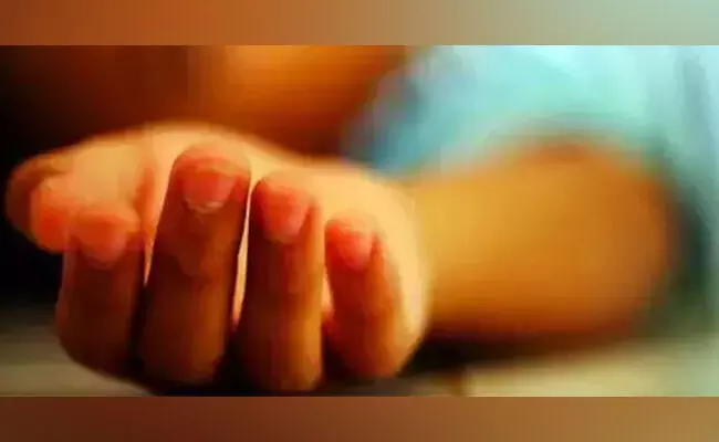 ಕಲಬುರಗಿ | ಟ್ರಕ್ನಲ್ಲಿ ಮಲಗಿದ್ದ ಸ್ಥಿತಿಯಲ್ಲಿ ಚಾಲಕನ ಮೃತದೇಹ ಪತ್ತೆ : ಹೃದಯಾಘಾತ ಶಂಕೆ ಕಲಬುರಗಿ | ಟ್ರಕ್ನಲ್ಲಿ ಮಲಗಿದ್ದ ಸ್ಥಿತಿಯಲ್ಲಿ ಚಾಲಕನ ಮೃತದೇಹ ಪತ್ತೆ : ಹೃದಯಾಘಾತ ಶಂಕೆ