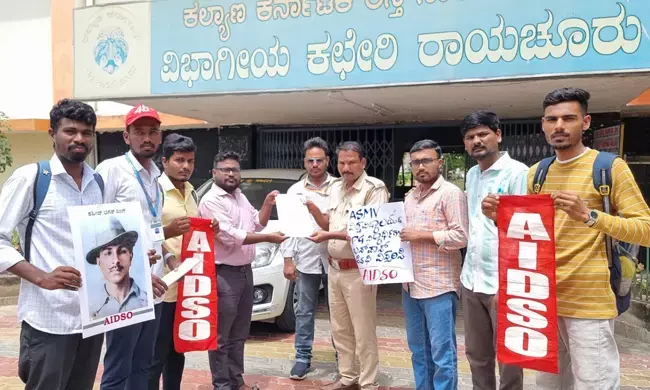 ರಾಯಚೂರು | ವಿದ್ಯಾರ್ಥಿಗಳ ಬಸ್ ಪಾಸ್ ಅವಧಿಯನ್ನು ಮುಂದುವರಿಸಲು ಆಗ್ರಹಿಸಿ ಎಐಡಿಎಸ್ಒ ವತಿಯಿಂದ ಪ್ರತಿಭಟನೆ