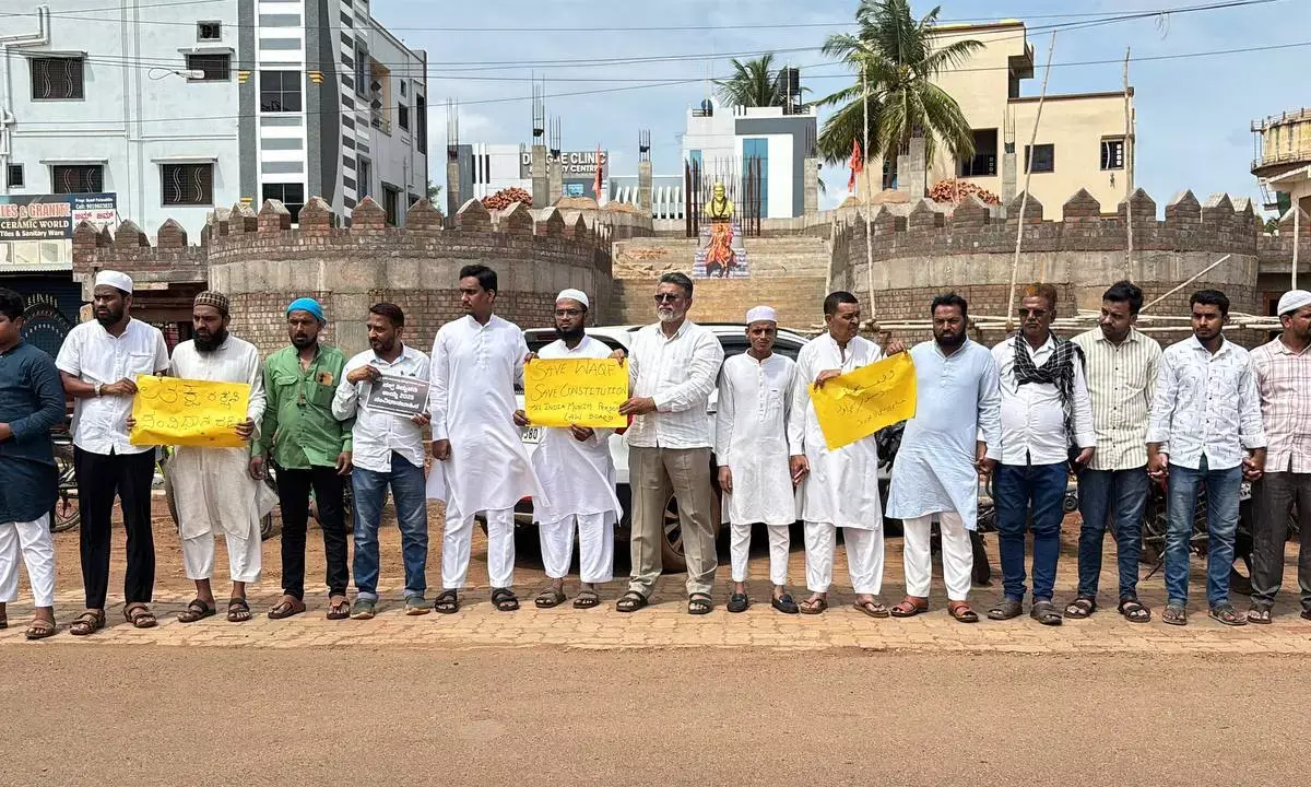 ಬಸವಕಲ್ಯಾಣದ ವಿವಿಧೆಡೆ ವಕ್ಫ್ ತಿದ್ದುಪಡಿ ಕಾಯಿದೆ ವಿರುದ್ಧ ಮಾನವ ಸರಪಳಿ ನಿರ್ಮಿಸಿ ಪ್ರತಿಭಟನೆ