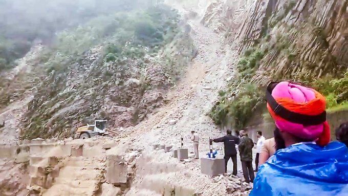 ಮಳೆ ಆವಾಂತರ: ಭೂಕುಸಿದಿಂದ ಉತ್ತರಾಖಂಡದ ನೂರು ರಸ್ತೆಗಳು ಬಂದ್, ಕೇದಾರನಾಥ ಯಾತ್ರೆಗೆ ತಡೆ