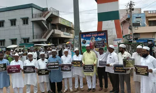 ಲಿಂಗಸುಗೂರು | ವಕ್ಫ್ ತಿದ್ದುಪಡಿ ಕಾಯ್ದೆ ವಿರುದ್ಧ ಮಾನವ‌ ಸರಪಳಿ ನಿರ್ಮಿಸಿ ಪ್ರತಿಭಟನೆ