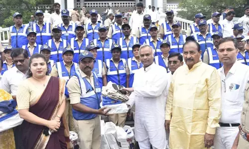 ಕಲಬುರಗಿ | ಪ್ರವಾಸಿ ಮಿತ್ರರಿಗೆ ಸಮವಸ್ತ್ರ ವಿತರಿಸಿದ ಉಸ್ತುವಾರಿ ಸಚಿವ ಪ್ರಿಯಾಂಕ್ ಖರ್ಗೆ