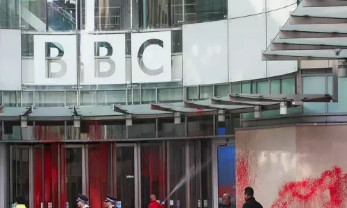 ಬಿಬಿಸಿಯಿಂದ ಫೆಲೆಸ್ತೀನಿ ವಿರೋಧಿ ವರ್ಣಭೇದ ನೀತಿ |  ಸುದ್ದಿಪ್ರಸಾರದಲ್ಲಿ ಇಸ್ರೇಲ್ ಪರ ಪಕ್ಷಪಾತ: ಸಿಬ್ಬಂದಿಗಳ ಆರೋಪ; ಸಹಿ ಸಂಗ್ರಹ