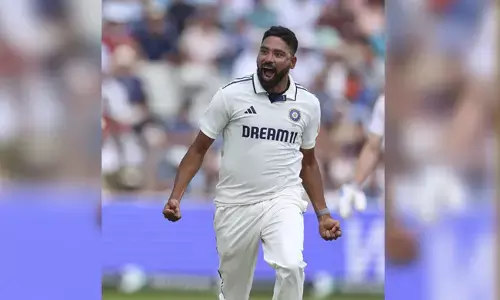 ಸತತ 2 ಎಸೆತಗಳಲ್ಲಿ 2 ವಿಕೆಟ್ ಉರುಳಿಸಿದ ಸಿರಾಜ್