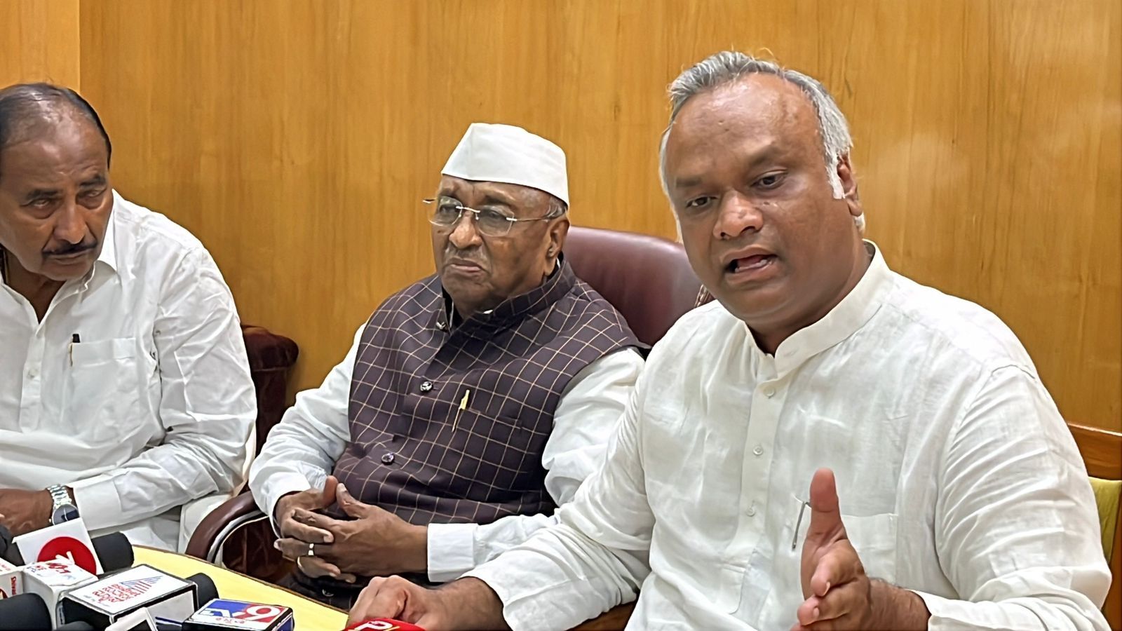 ಬಿಜೆಪಿ ನಾಯಕರ ಯಾರ ಮಕ್ಕಳು ಆರೆಸ್ಸೆಸ್ ಚಡ್ಡಿ ಹಾಕಿದ್ದಾರೆ?: ಪ್ರಿಯಾಂಕ್ ಖರ್ಗೆ ಪ್ರಶ್ನೆ