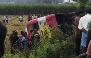 ಮಂಡ್ಯ: ರಸ್ತೆ ಪಕ್ಕ ಉರುಳಿದ ಸಾರಿಗೆ ಬಸ್; 30 ಮಂದಿಗೆ ಗಾಯ