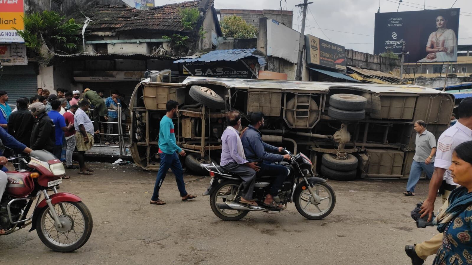 ಶಿವಮೊಗ್ಗ: ಚಾಲಕನ ನಿಯಂತ್ರಣ ತಪ್ಪಿ ಮಿನಿ ಬಸ್ ಪಲ್ಟಿ