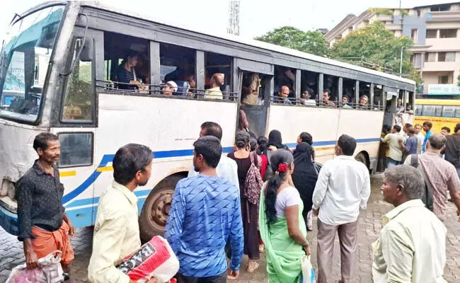 ಕೇರಳದಲ್ಲಿ ಬೇಡಿಕೆಗಳ ಈಡೇರಿಕೆಗೆ ಆಗ್ರಹಿಸಿ ಖಾಸಗಿ ಬಸ್‌ ಮಾಲಕರಿಂದ ಮುಷ್ಕರ