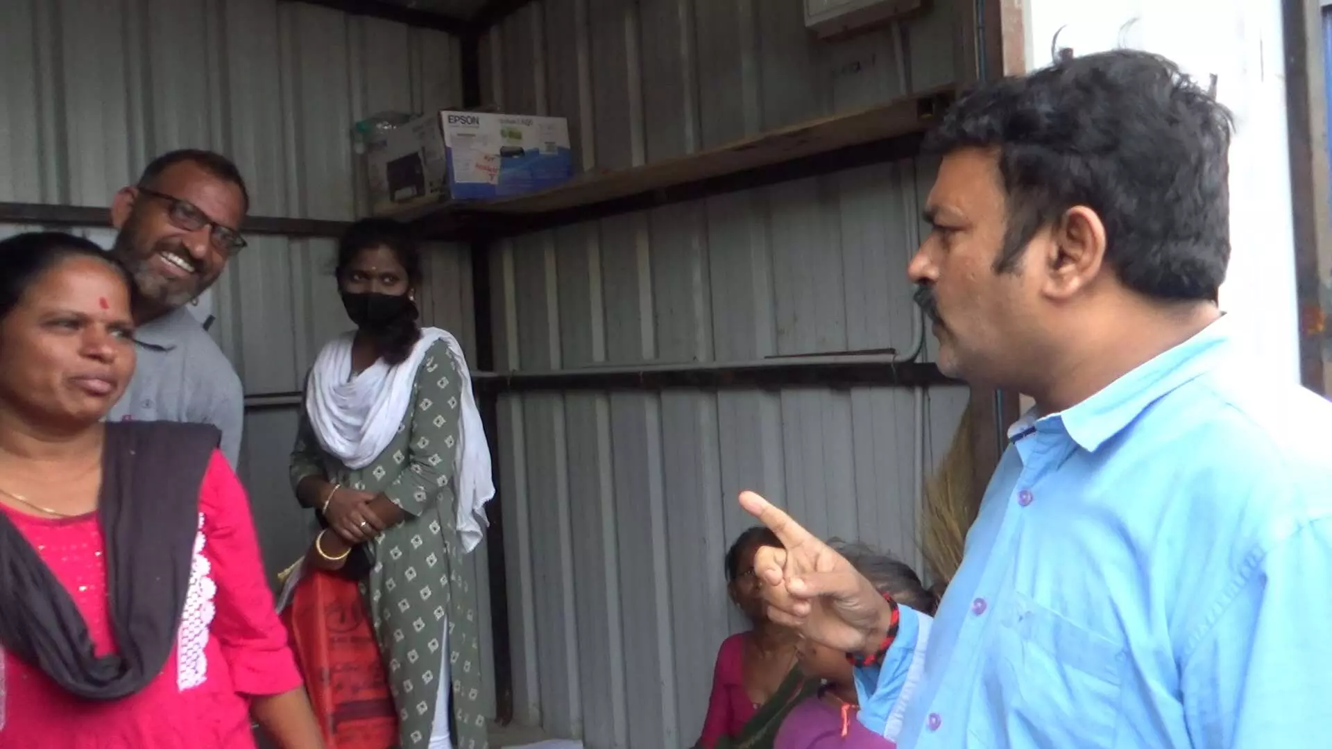 ವಸತಿ ನಿವೇಶನ ಅರ್ಜಿ ಸಲ್ಲಿಕೆಗೆ ದುಪ್ಪಟ್ಟು ಹಣ ವಸೂಲಿ ಮಾಡಿದರೆ ಸೈಬರ್ ಸೆಂಟರ್ ವಿರುದ್ಧ ಕ್ರಮ: ಹೊಸಪೇಟೆ ನಗರ ಯೋಜನಾಧಿಕಾರಿ ಎಚ್ಚರಿಕೆ