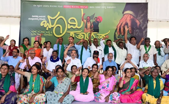 ದೇವನಹಳ್ಳಿ ಭೂ ಹೋರಾಟ ತೊಡಕಿರುವುದು KIADB ಕಾನೂನಿನಲ್ಲಲ್ಲ ಕಾಂಗ್ರೆಸ್‌ನ ಕಾರ್ಪೊರೇಟ್ ಹಿತಾಸಕ್ತಿಯಲ್ಲಿ!