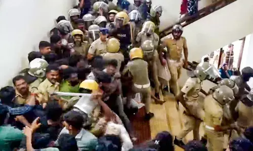 ಕೇರಳ ವಿಶ್ವವಿದ್ಯಾನಿಲಯಗಳ ‘‘ಕೇಸರೀಕರಣ’’ವಿರೋಧಿಸಿ ಎಸ್ಎಫ್ಐ ಪ್ರತಿಭಟನೆ