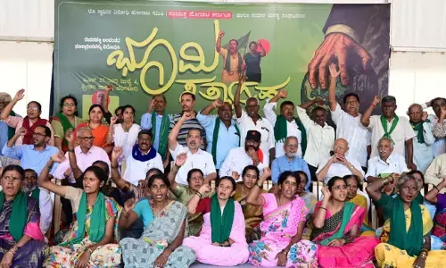 ದೇವನಹಳ್ಳಿ ಭೂ ಹೋರಾಟ ತೊಡಕಿರುವುದು KIADB ಕಾನೂನಿನಲ್ಲಲ್ಲ ಕಾಂಗ್ರೆಸ್‌ನ ಕಾರ್ಪೊರೇಟ್ ಹಿತಾಸಕ್ತಿಯಲ್ಲಿ!