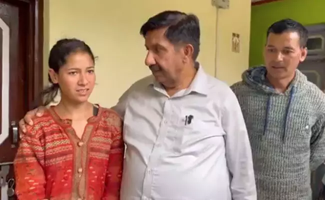 ಹಿಮಾಚಲ ಪ್ರದೇಶ: ಭೂಕುಸಿತದ ಅವಶೇಷಗಳಡಿ 5 ಗಂಟೆ ಸಿಕ್ಕಿಹಾಕಿಕೊಂಡಿದ್ದ ಮಹಿಳೆ ಸ್ವಯಂರಕ್ಷಣೆ!