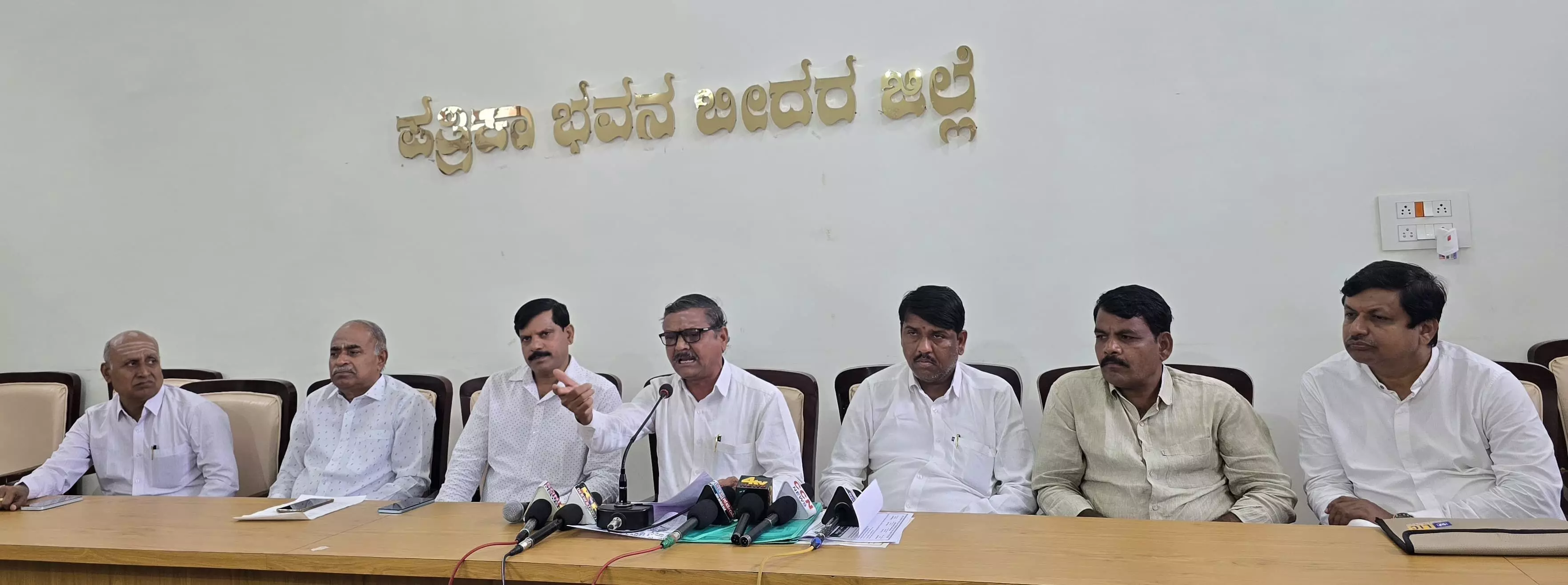 ಬೀದರ್ | ಜು.14ರಂದು ʼಕನ್ನಡ ಶಾಲೆ ಉಳಿಸಿ, ಕರ್ನಾಟಕ ಉಳಿಸಿʼ ಹೋರಾಟ ಸತ್ಯಾಗ್ರಹ : ರೇವಣಸಿದ್ದಪ್ಪ ಬೀದರ್ | ಜು.14ರಂದು ʼಕನ್ನಡ ಶಾಲೆ ಉಳಿಸಿ, ಕರ್ನಾಟಕ ಉಳಿಸಿʼ ಹೋರಾಟ ಸತ್ಯಾಗ್ರಹ : ರೇವಣಸಿದ್ದಪ್ಪ