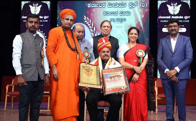 ಬೀದರ್ನ ಮುಹಮ್ಮದ್ ಮಜೀದ್ ಬಿಲಾಲ್ ಅವರಿಗೆ ಕರ್ನಾಟಕ ಭೂಷಣ ಪ್ರಶಸ್ತಿ ಪ್ರಧಾನ ಬೀದರ್ನ ಮುಹಮ್ಮದ್ ಮಜೀದ್ ಬಿಲಾಲ್ ಅವರಿಗೆ ಕರ್ನಾಟಕ ಭೂಷಣ ಪ್ರಶಸ್ತಿ ಪ್ರಧಾನ