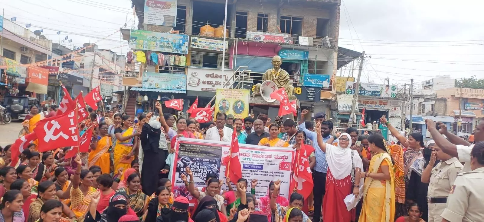 ಯಾದಗಿರಿ | ಕೇಂದ್ರ ಸರಕಾರದ ವಿರುದ್ಧ ಕಾರ್ಮಿಕ ಸಂಘಟನೆಗಳಿಂದ ಪ್ರತಿಭಟನೆ